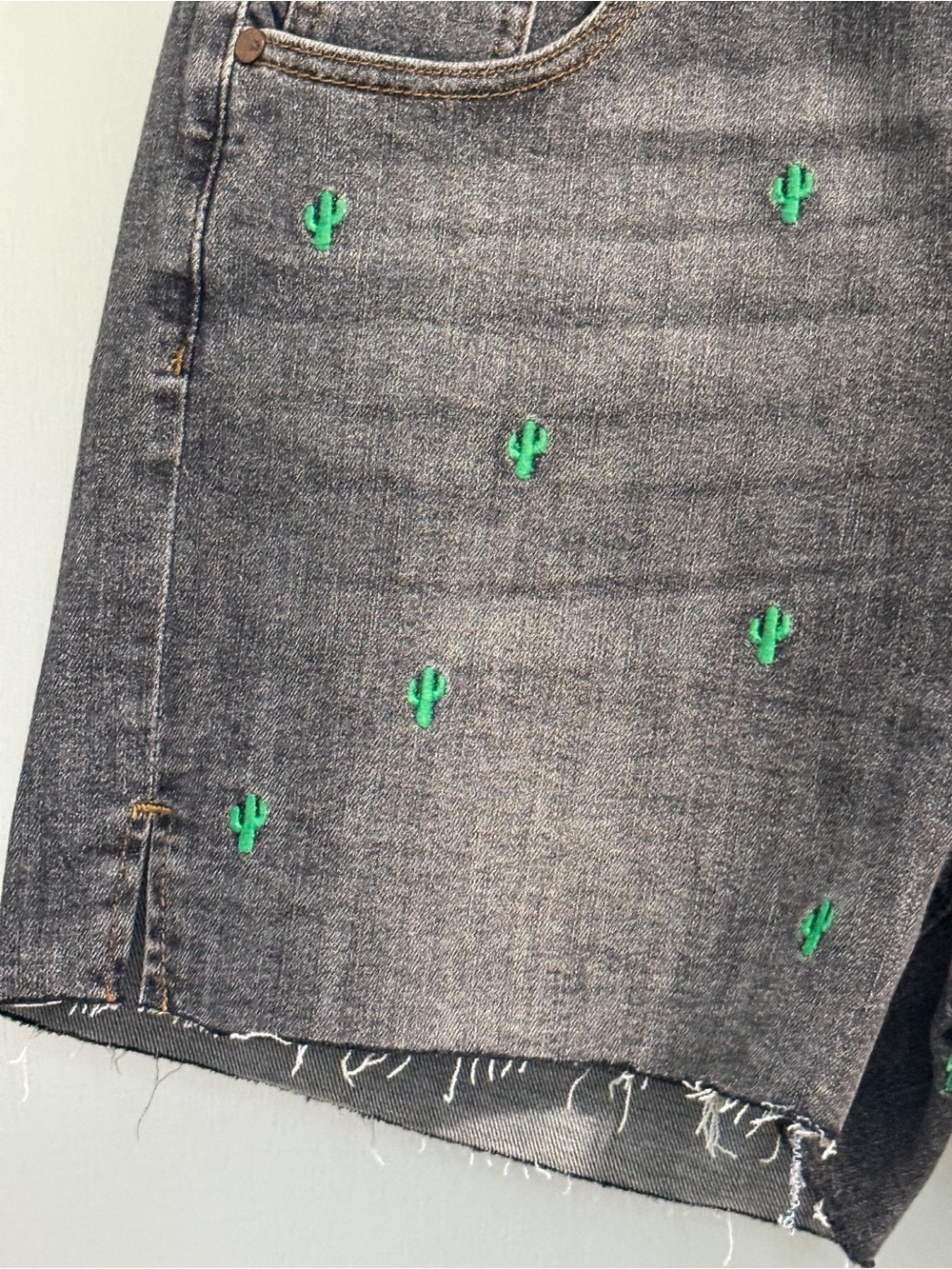 Judy Blue NWT Cactus Embroidered Denim Shorts XL Gray Raw Hem - Picture 4 of 17